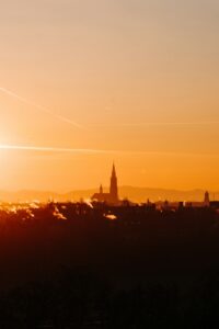 Comment la numérologie influence le choix des prénoms en 2025