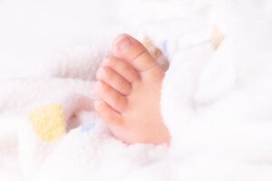 Prénoms garçons originaux en 2026 : les 30 plus beaux avec leur signification