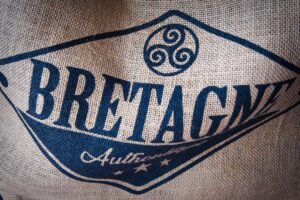 Prénom Breton Garçon : Guide Complet + 20 Prénoms et Significations